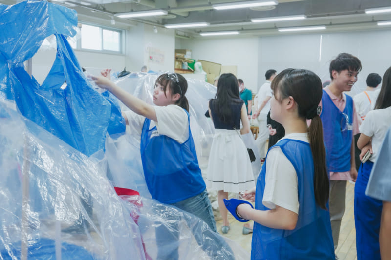 通訳アシスタントを務めた地球社会共生学部の山森こころさん（4年）と岡野優花さん（2年）